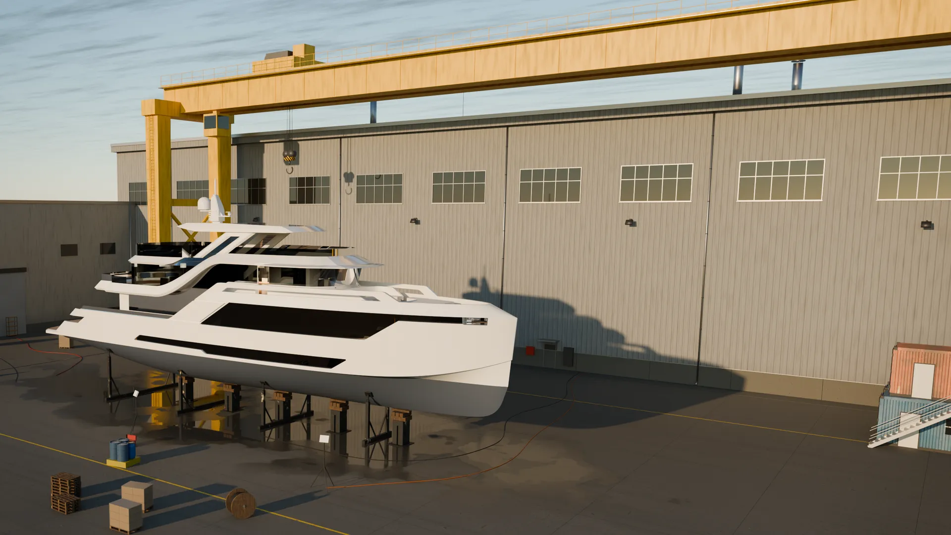 Yacht finito sull'invasatura nel piazzale del cantiere, al tramonto